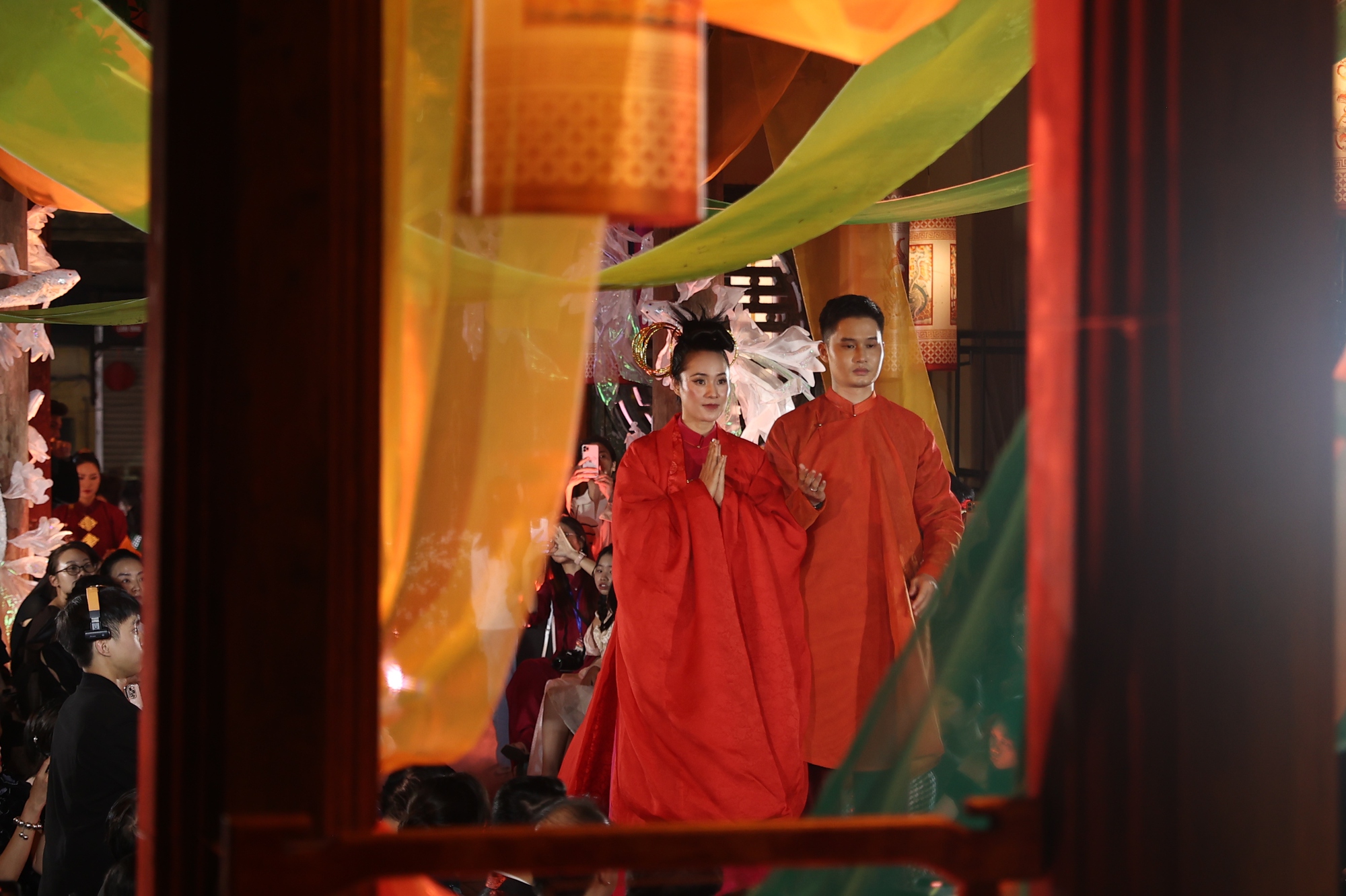 Dấu ấn 30 năm làm nghề của NTK David Minh Đức giữa phố cổ Hà Nội- Ảnh 6. Dấu ấn 30 năm làm nghề của NTK David Minh Đức giữa phố cổ Hà Nội- Ảnh 6.