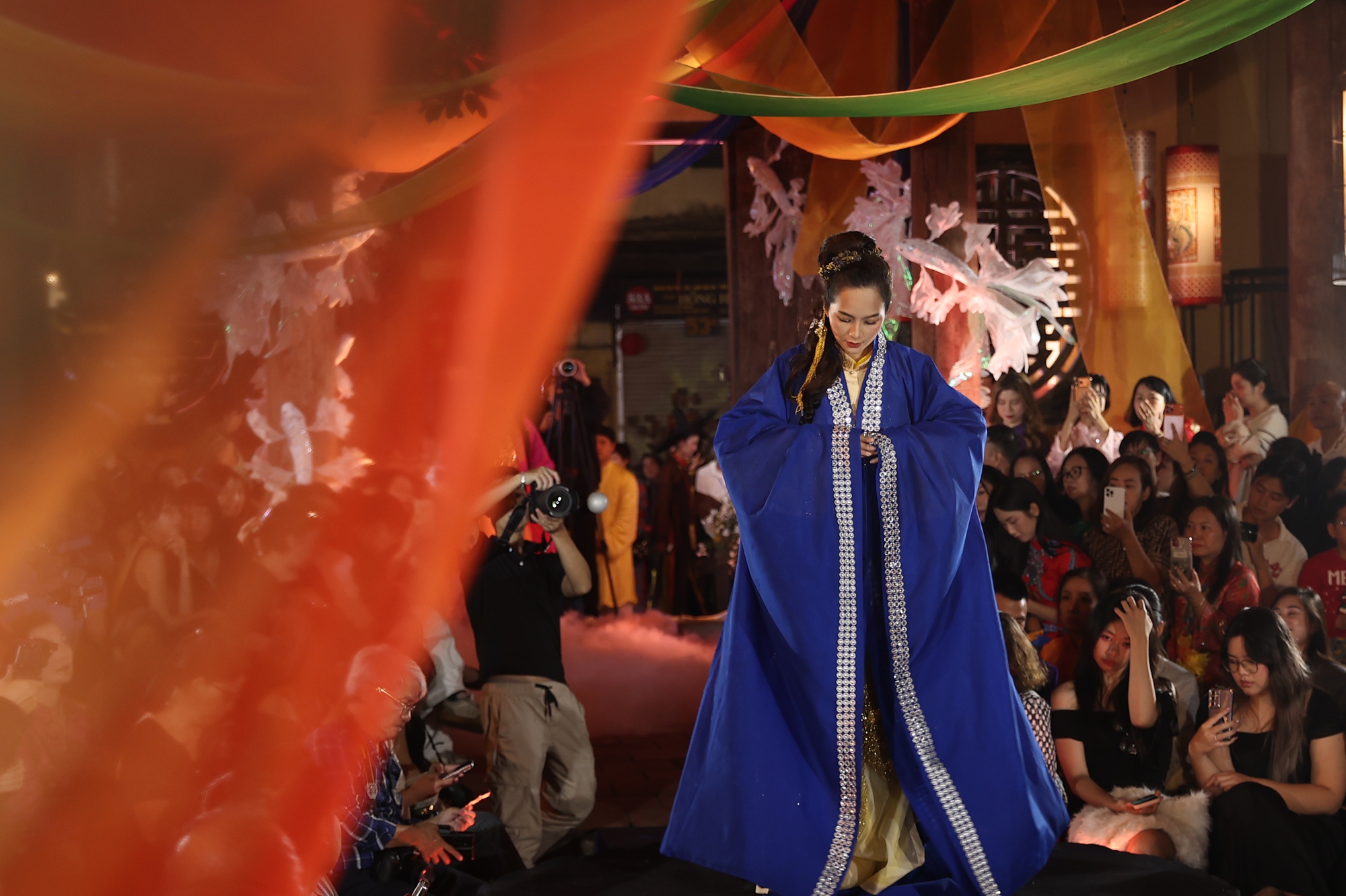 Dấu ấn 30 năm làm nghề của NTK David Minh Đức giữa phố cổ Hà Nội- Ảnh 10. Dấu ấn 30 năm làm nghề của NTK David Minh Đức giữa phố cổ Hà Nội- Ảnh 10.