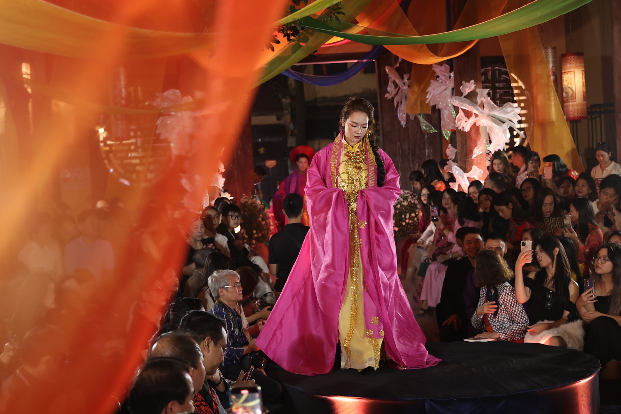 Dấu ấn 30 năm làm nghề của NTK David Minh Đức giữa phố cổ Hà Nội- Ảnh 8. Dấu ấn 30 năm làm nghề của NTK David Minh Đức giữa phố cổ Hà Nội- Ảnh 8.