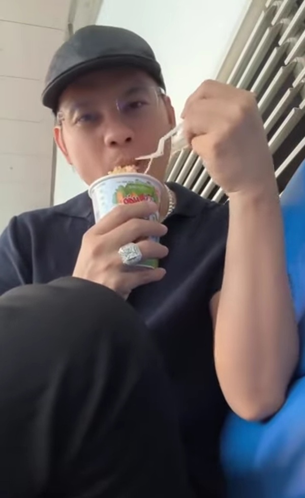 Nam NSƯT về Mỹ thăm con trai, ngồi ăn mì một mình ở sân bay và nhắn nhủ tới khán giả- Ảnh 4.