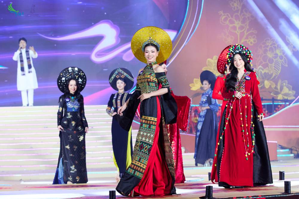 30 thí sinh Hoa hậu Du lịch Dân tộc Việt Nam 2025 tỏa sáng với áo dài của NTK Cao Thu Vân- Ảnh 2.