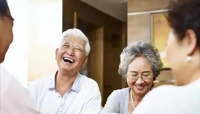 Đi ngủ lúc 10 giờ tối có sai không? Bác sĩ khuyên: Sau 60 tuổi, hãy làm 5 điều này khi ngủ để ngủ ngon, sống thọ- Ảnh 5.