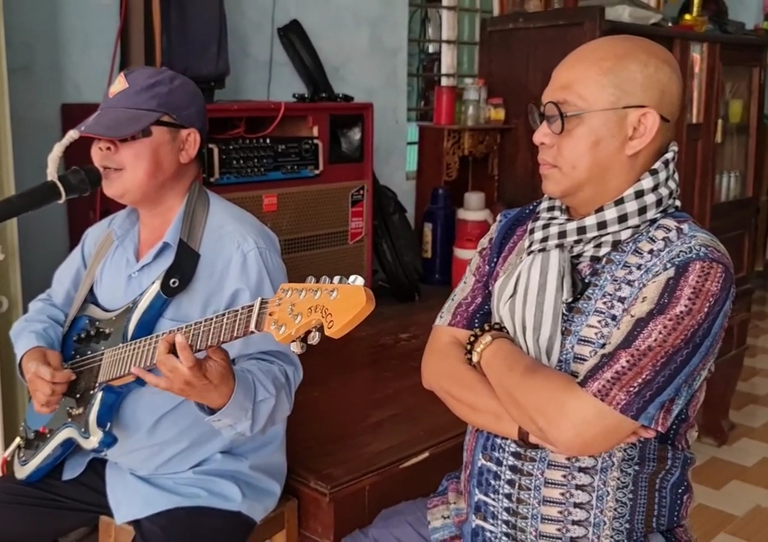 Nam nghệ sĩ mù đi bán vé số bị cướp giật, được trùm Điền Quân Color Man giúp đỡ- Ảnh 4. Nam nghệ sĩ mù đi bán vé số bị cướp giật, được trùm Điền Quân Color Man giúp đỡ- Ảnh 4.