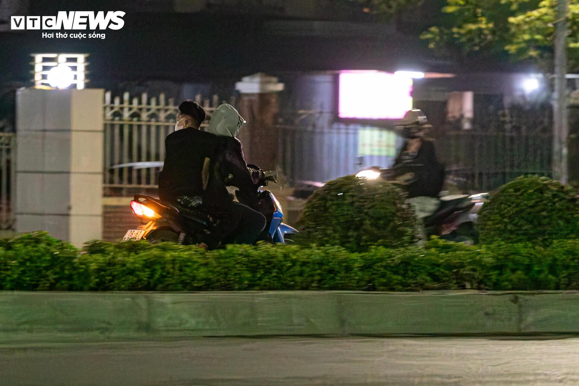 Quái xế kẹp 4, bốc đầu, rú ga kinh hãi trên phố Hà Nội giữa đêm khuya- Ảnh 12.