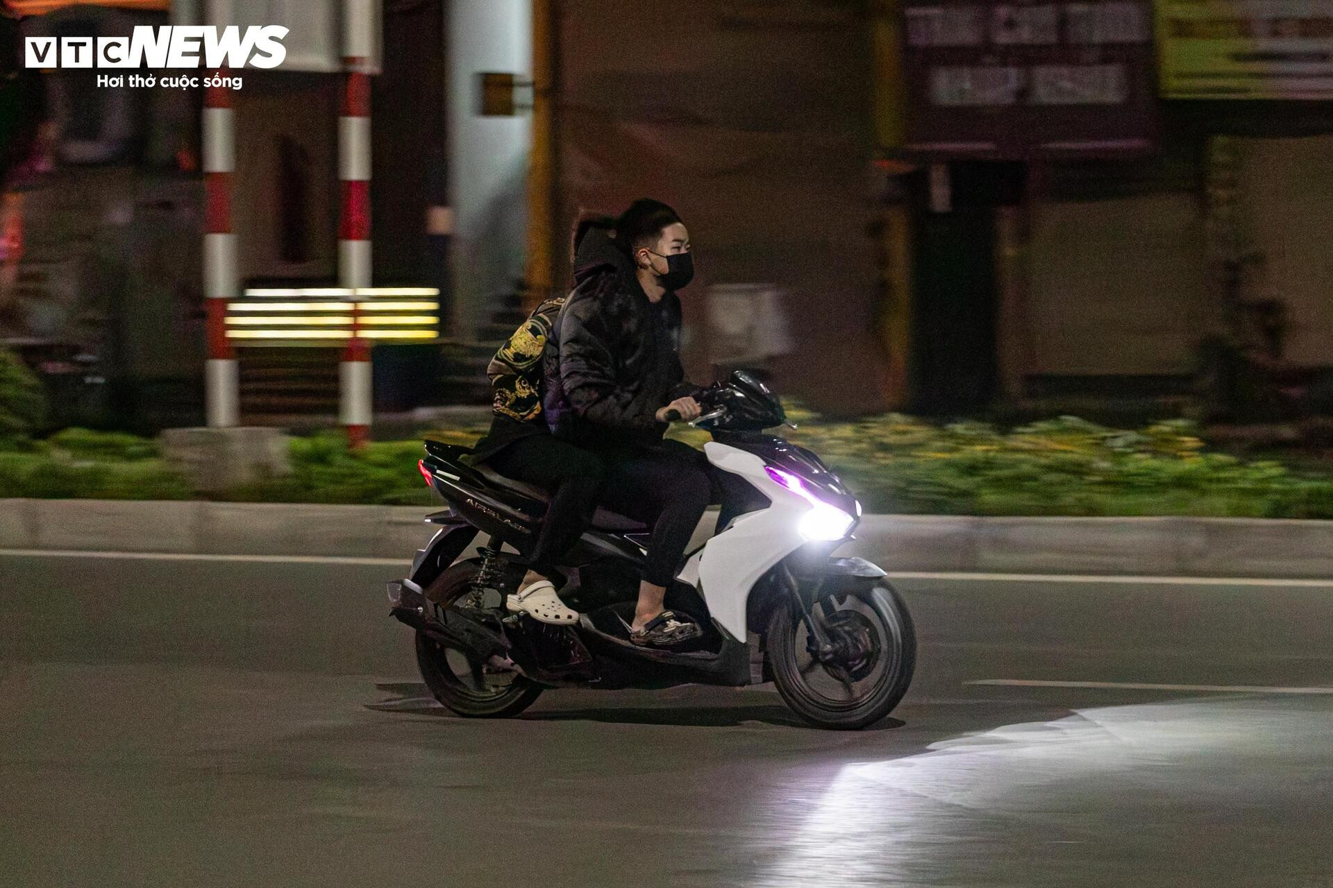 Quái xế kẹp 4, bốc đầu, rú ga kinh hãi trên phố Hà Nội giữa đêm khuya- Ảnh 3.