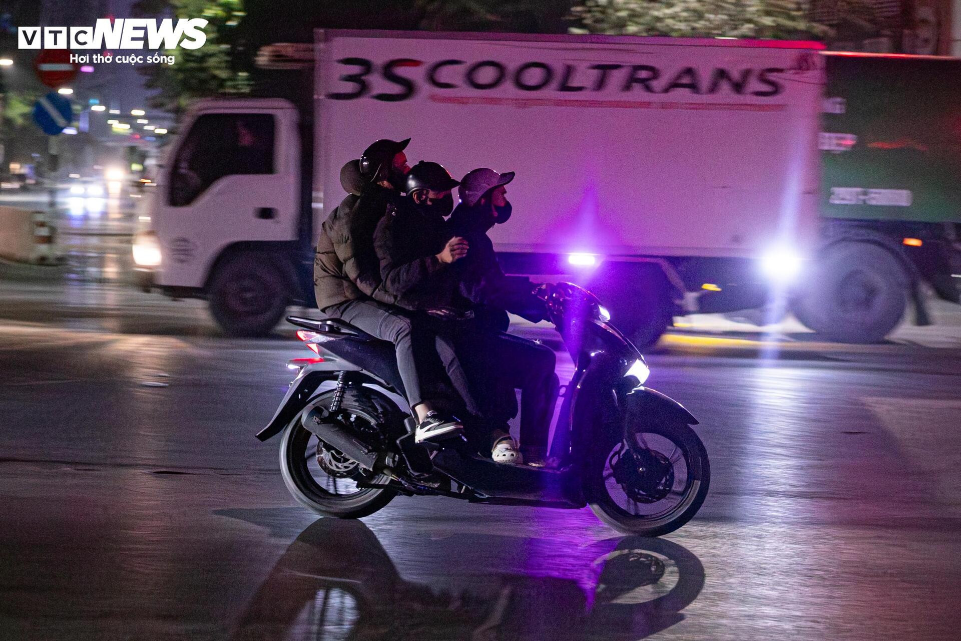 Quái xế kẹp 4, bốc đầu, rú ga kinh hãi trên phố Hà Nội giữa đêm khuya- Ảnh 14.