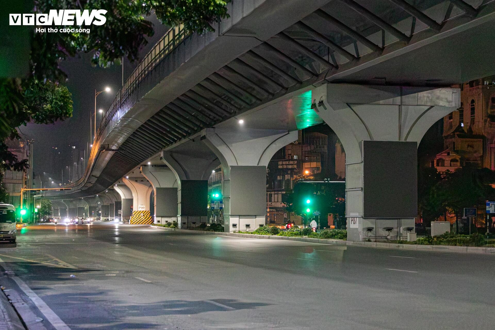 Quái xế kẹp 4, bốc đầu, rú ga kinh hãi trên phố Hà Nội giữa đêm khuya- Ảnh 1.