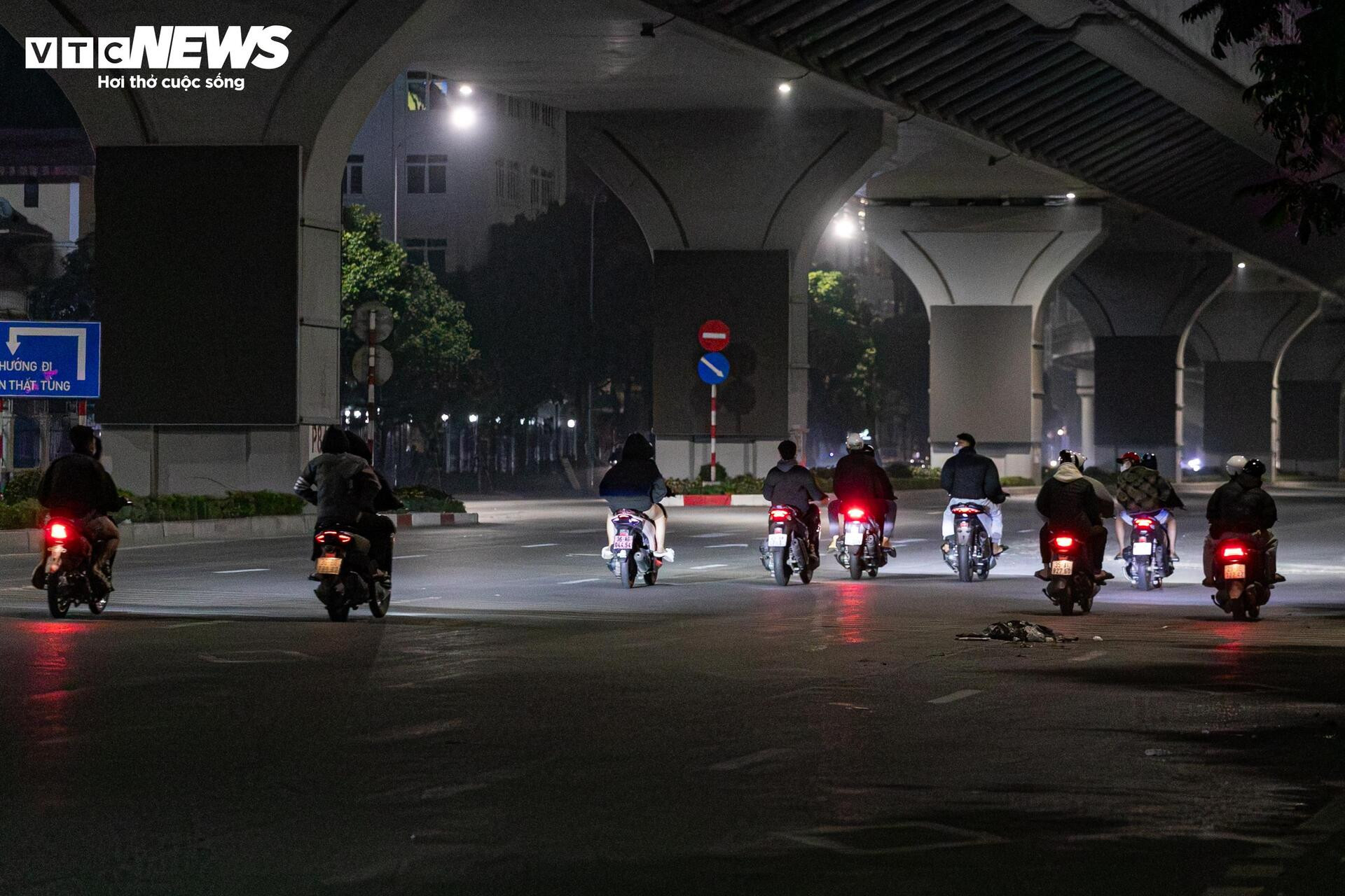 Quái xế kẹp 4, bốc đầu, rú ga kinh hãi trên phố Hà Nội giữa đêm khuya- Ảnh 4.