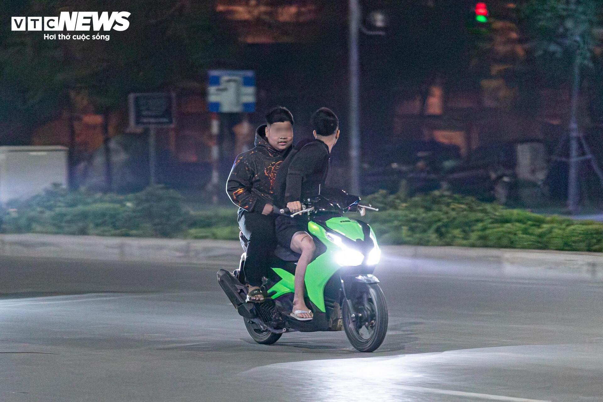 Quái xế kẹp 4, bốc đầu, rú ga kinh hãi trên phố Hà Nội giữa đêm khuya- Ảnh 16.