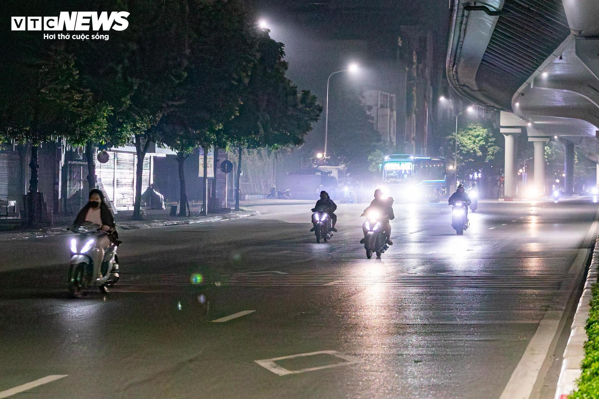 Quái xế kẹp 4, bốc đầu, rú ga kinh hãi trên phố Hà Nội giữa đêm khuya- Ảnh 6.