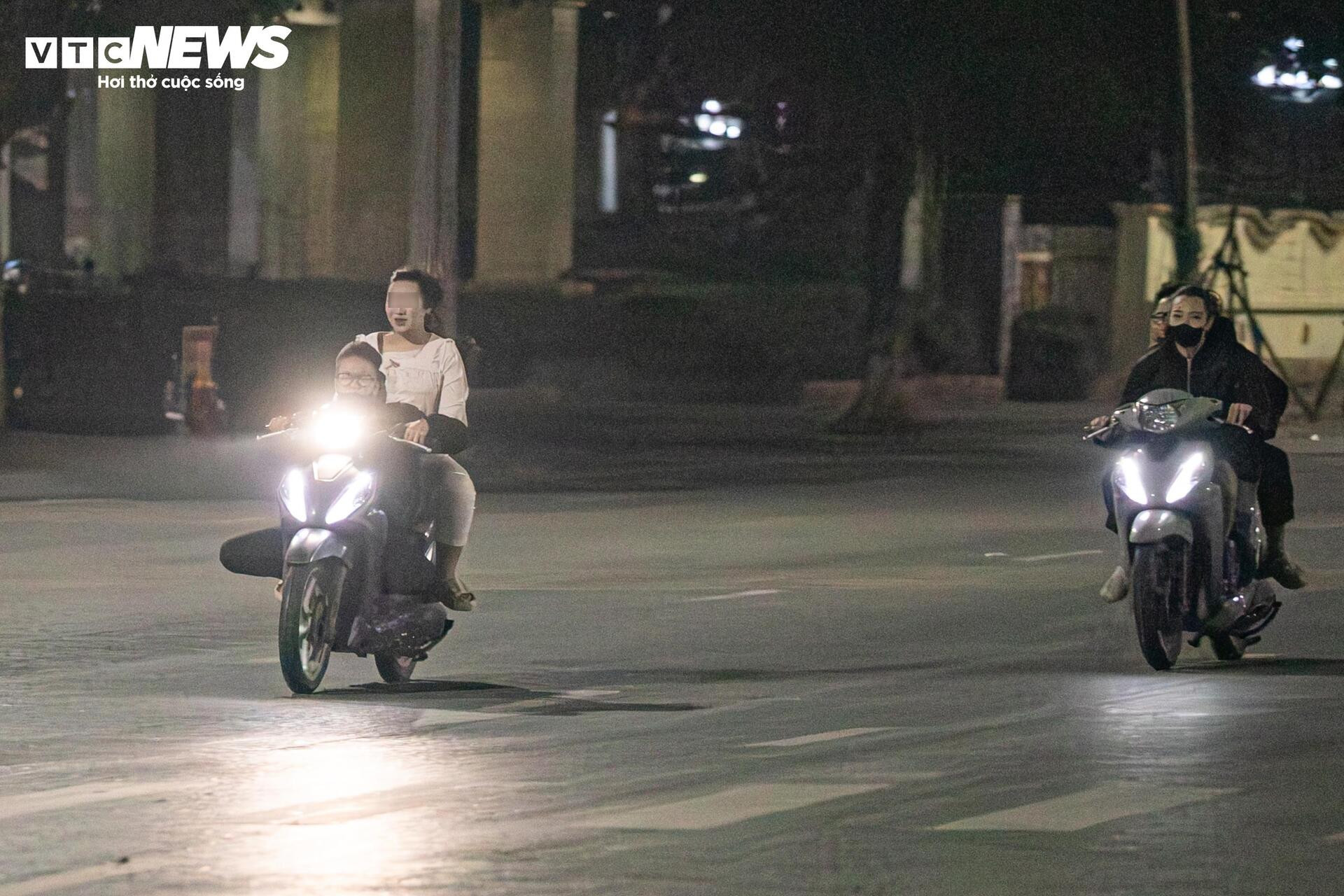 Quái xế kẹp 4, bốc đầu, rú ga kinh hãi trên phố Hà Nội giữa đêm khuya- Ảnh 20.