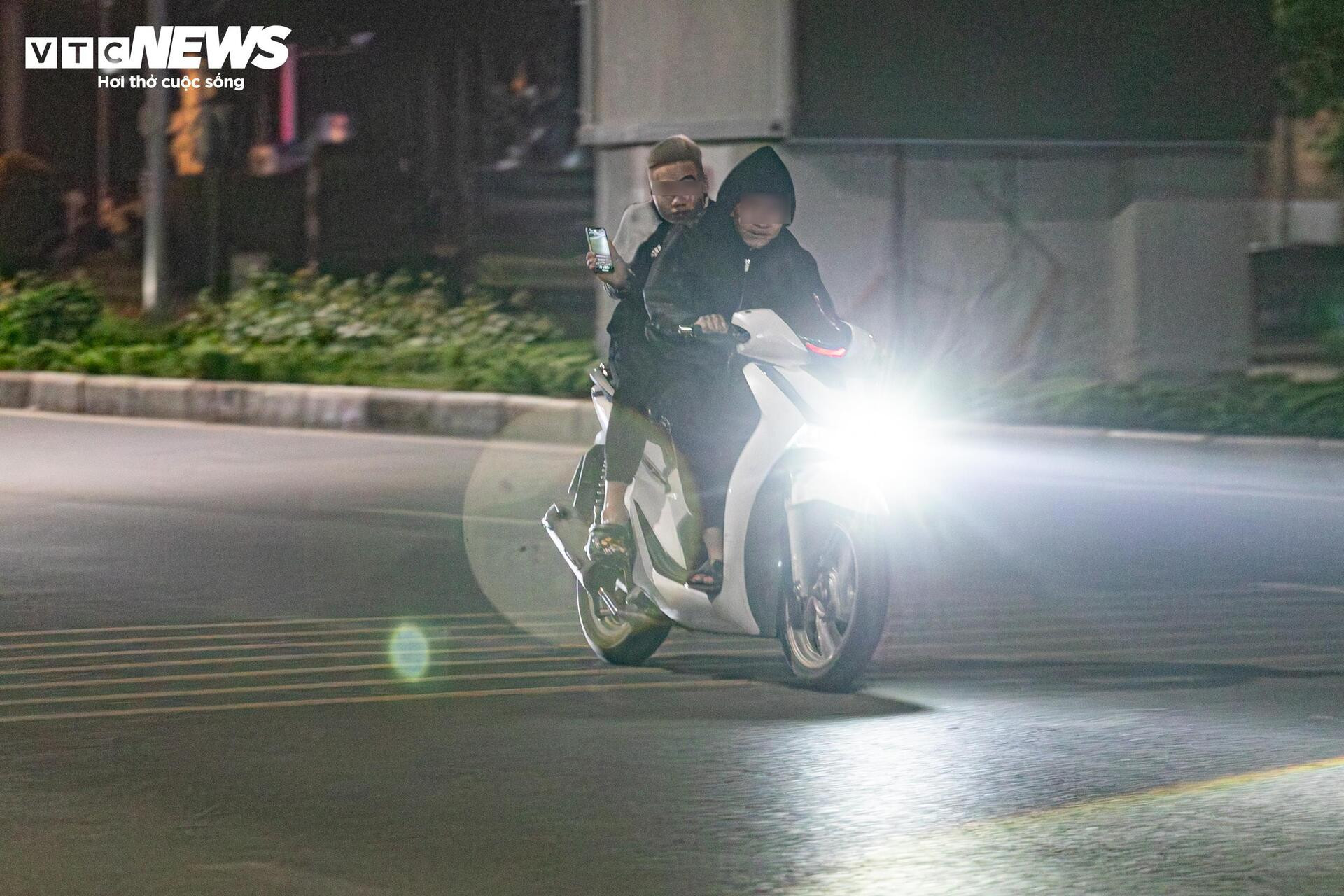 Quái xế kẹp 4, bốc đầu, rú ga kinh hãi trên phố Hà Nội giữa đêm khuya- Ảnh 15.