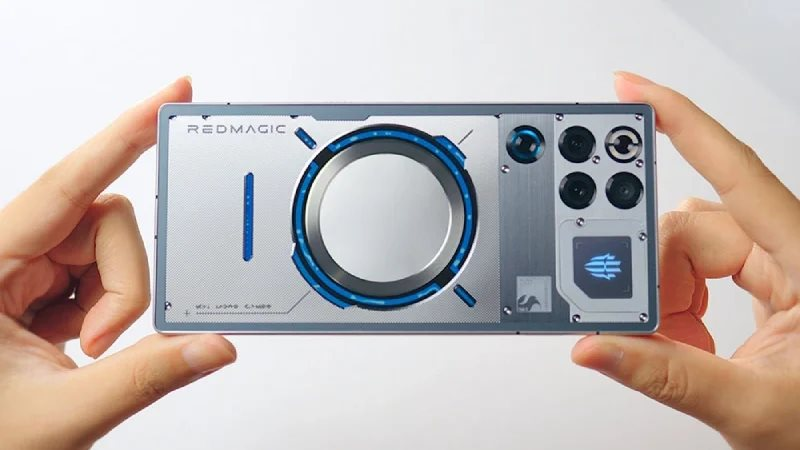 Cây bút công nghệ: "Cầm mẫu điện thoại này đi trên đường, ai cũng phải ngoái lại hỏi tôi máy gì đấy?"- Ảnh 1.