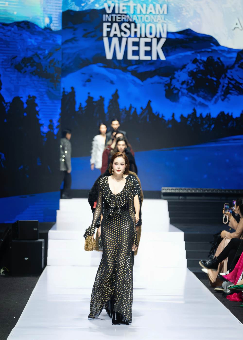 Sella Trương dẫn đầu màn kết show của Adrian Anh Tuấn đầy lôi cuốn và khí chất- Ảnh 1. Sella Trương dẫn đầu màn kết show của Adrian Anh Tuấn đầy lôi cuốn và khí chất- Ảnh 1.