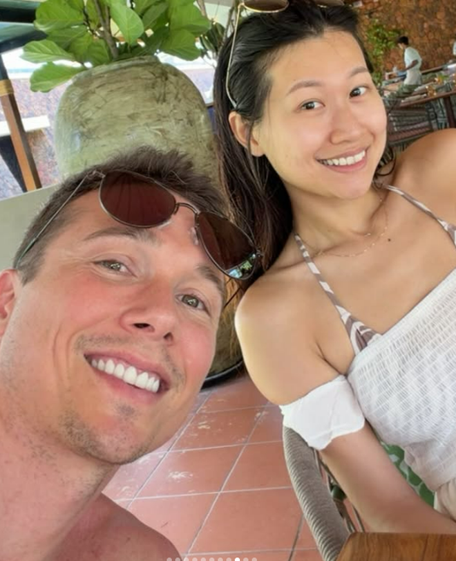 Chồng cũ MC Hoàng Oanh quỳ gối cầu hôn bạn gái mới sau 3 năm ly hôn - Ảnh 4. Chồng cũ MC Hoàng Oanh quỳ gối cầu hôn bạn gái mới sau 3 năm ly hôn - Ảnh 4.