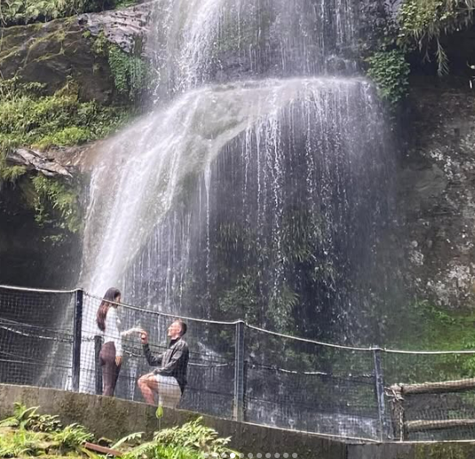 Chồng cũ MC Hoàng Oanh quỳ gối cầu hôn bạn gái mới sau 3 năm ly hôn - Ảnh 1. Chồng cũ MC Hoàng Oanh quỳ gối cầu hôn bạn gái mới sau 3 năm ly hôn - Ảnh 1.