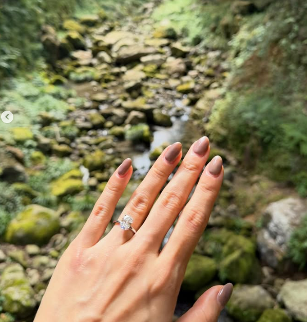 Chồng cũ MC Hoàng Oanh quỳ gối cầu hôn bạn gái mới sau 3 năm ly hôn - Ảnh 2. Chồng cũ MC Hoàng Oanh quỳ gối cầu hôn bạn gái mới sau 3 năm ly hôn - Ảnh 2.