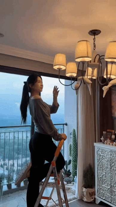 CLIP: Lê Bống khoe nhà riêng, 5 triệu người choáng váng- Ảnh 4. CLIP: Lê Bống khoe nhà riêng, 5 triệu người choáng váng- Ảnh 4.