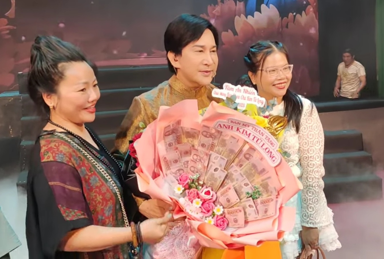 Nam nghệ sĩ 2004 hát xong, khán giả ùa lên tặng tiền mặt- Ảnh 3. Nam nghệ sĩ 2004 hát xong, khán giả ùa lên tặng tiền mặt- Ảnh 3.