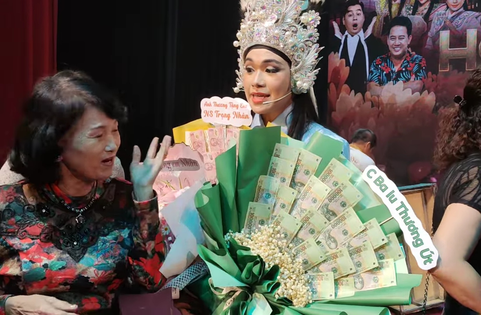 Nam nghệ sĩ 2004 hát xong, khán giả ùa lên tặng tiền mặt- Ảnh 1. Nam nghệ sĩ 2004 hát xong, khán giả ùa lên tặng tiền mặt- Ảnh 1.