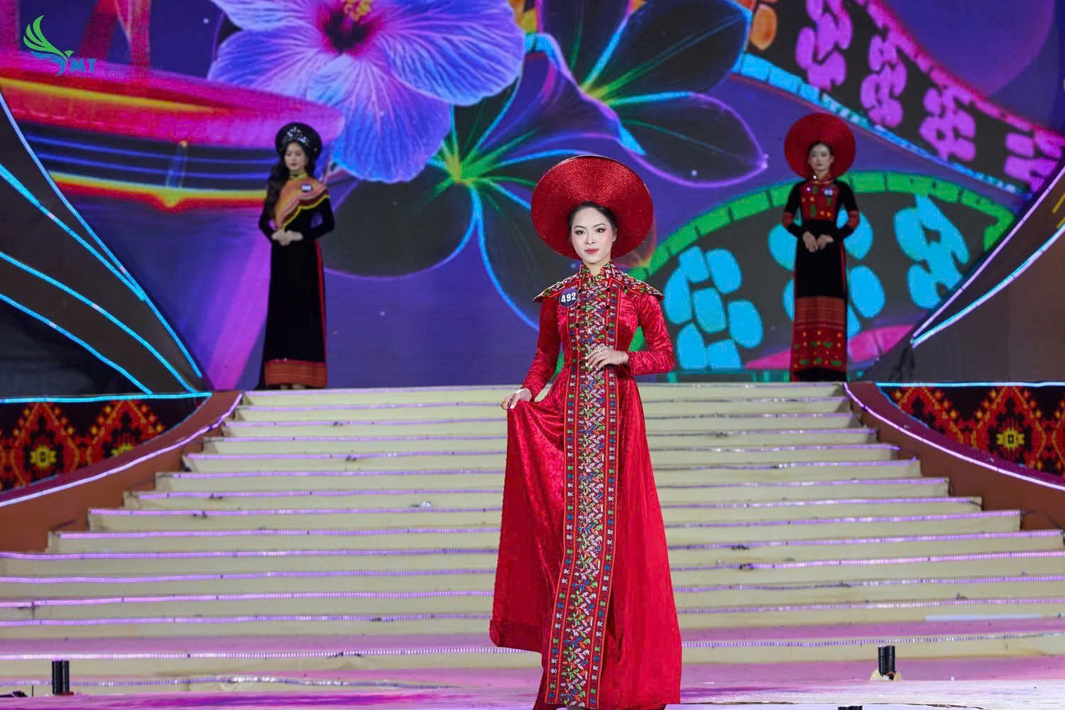 30 thí sinh Hoa hậu Du lịch Dân tộc Việt Nam 2025 tỏa sáng với áo dài của NTK Cao Thu Vân- Ảnh 5.