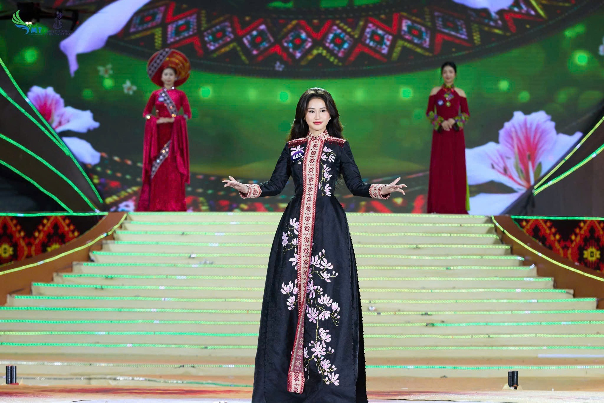 30 thí sinh Hoa hậu Du lịch Dân tộc Việt Nam 2025 tỏa sáng với áo dài của NTK Cao Thu Vân- Ảnh 4.