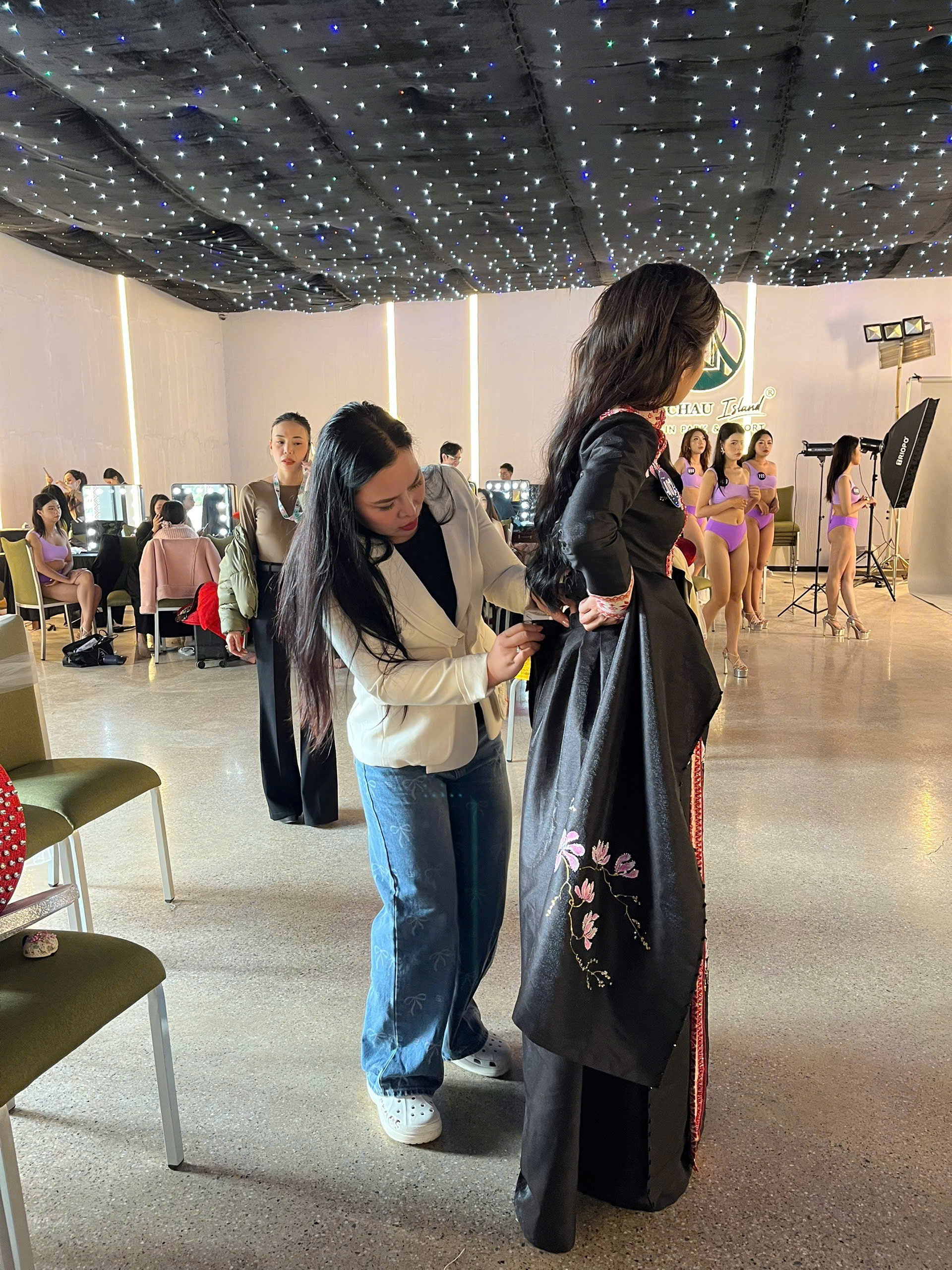 30 thí sinh Hoa hậu Du lịch Dân tộc Việt Nam 2025 tỏa sáng với áo dài của NTK Cao Thu Vân- Ảnh 7.