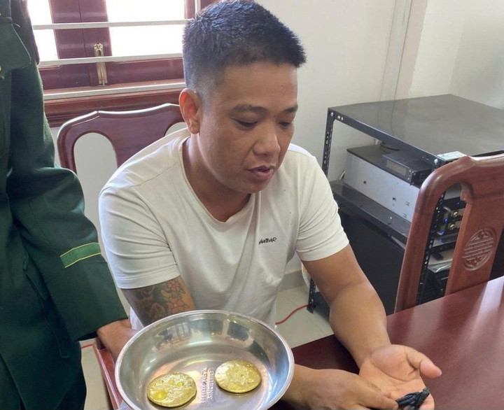 Khởi tố tài xế xe khách vận chuyển gần 12 lượng vàng từ Lào về Việt Nam- Ảnh 1.