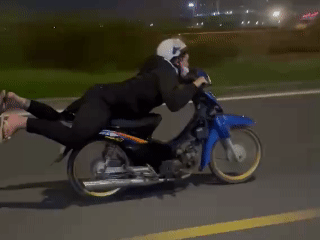 Xác định được thiếu niên "diễn xiếc" trên đường song hành cao tốc TPHCM - Long Thành - Dầu Giây- Ảnh 1. Xác định được thiếu niên "diễn xiếc" trên đường song hành cao tốc TPHCM - Long Thành - Dầu Giây- Ảnh 1.