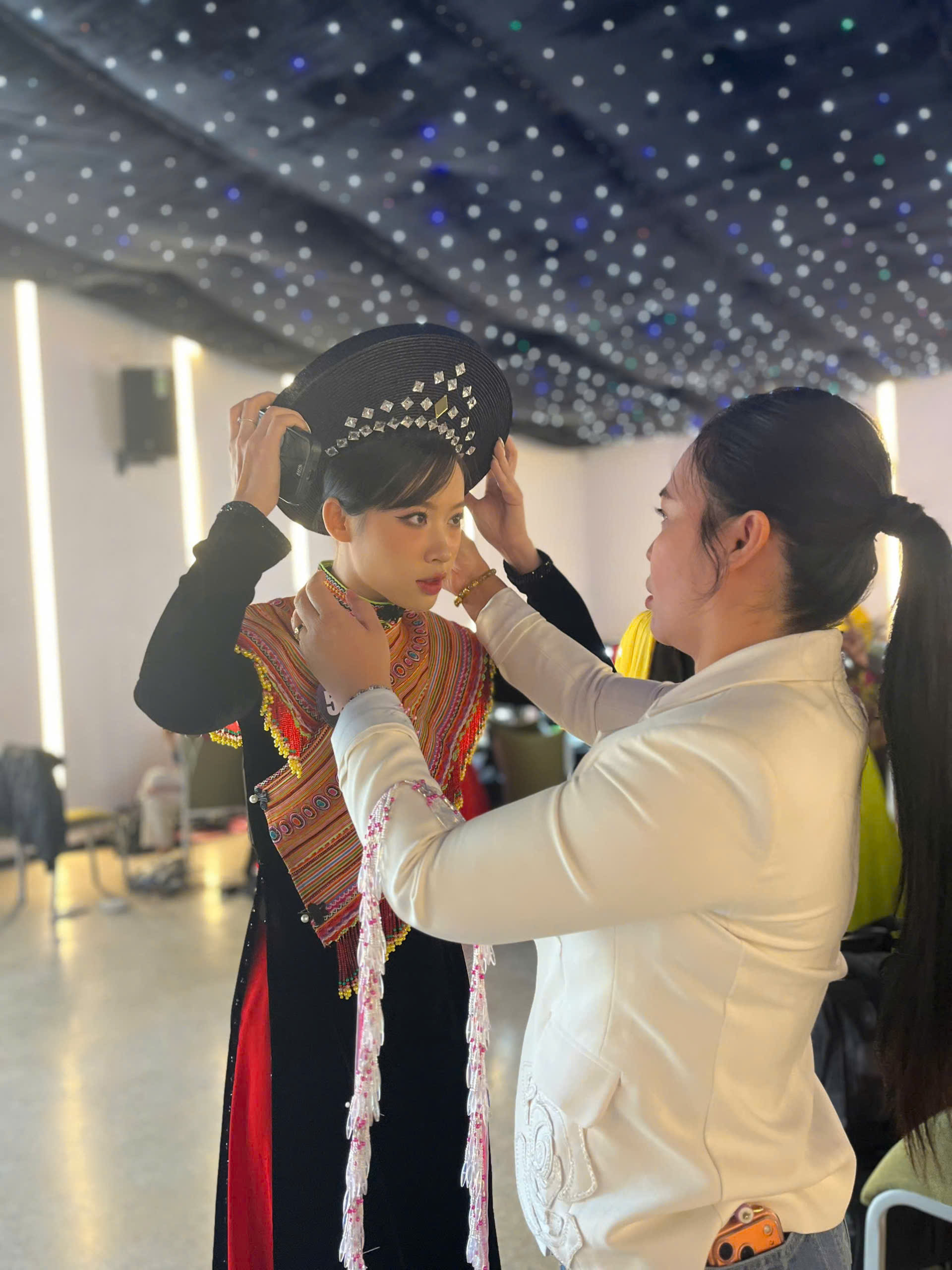 30 thí sinh Hoa hậu Du lịch Dân tộc Việt Nam 2025 tỏa sáng với áo dài của NTK Cao Thu Vân- Ảnh 6.