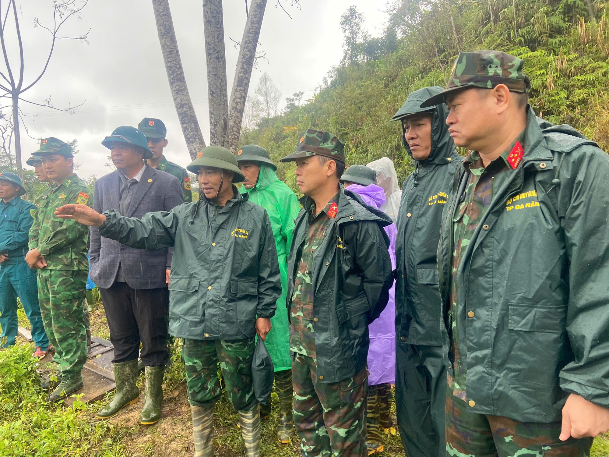 Hình ảnh chó nghiệp vụ tìm kiếm nạn nhân bị lở núi ở Đà Nẵng- Ảnh 2. Hình ảnh chó nghiệp vụ tìm kiếm nạn nhân bị lở núi ở Đà Nẵng- Ảnh 2.