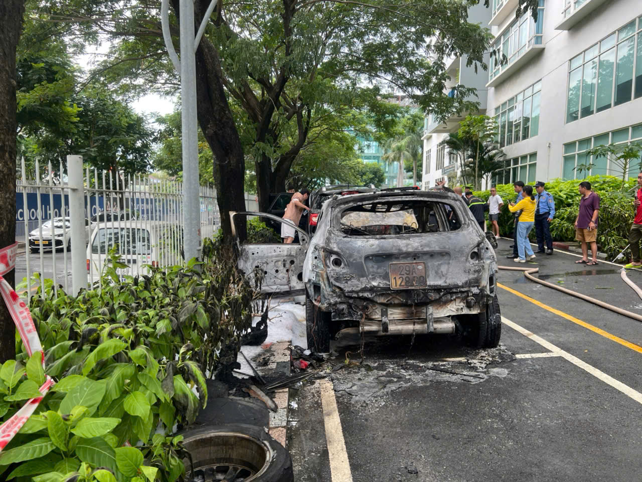 Hiện trường vụ cháy rụi ô tô ở khu Thảo Điền, TPHCM- Ảnh 1.