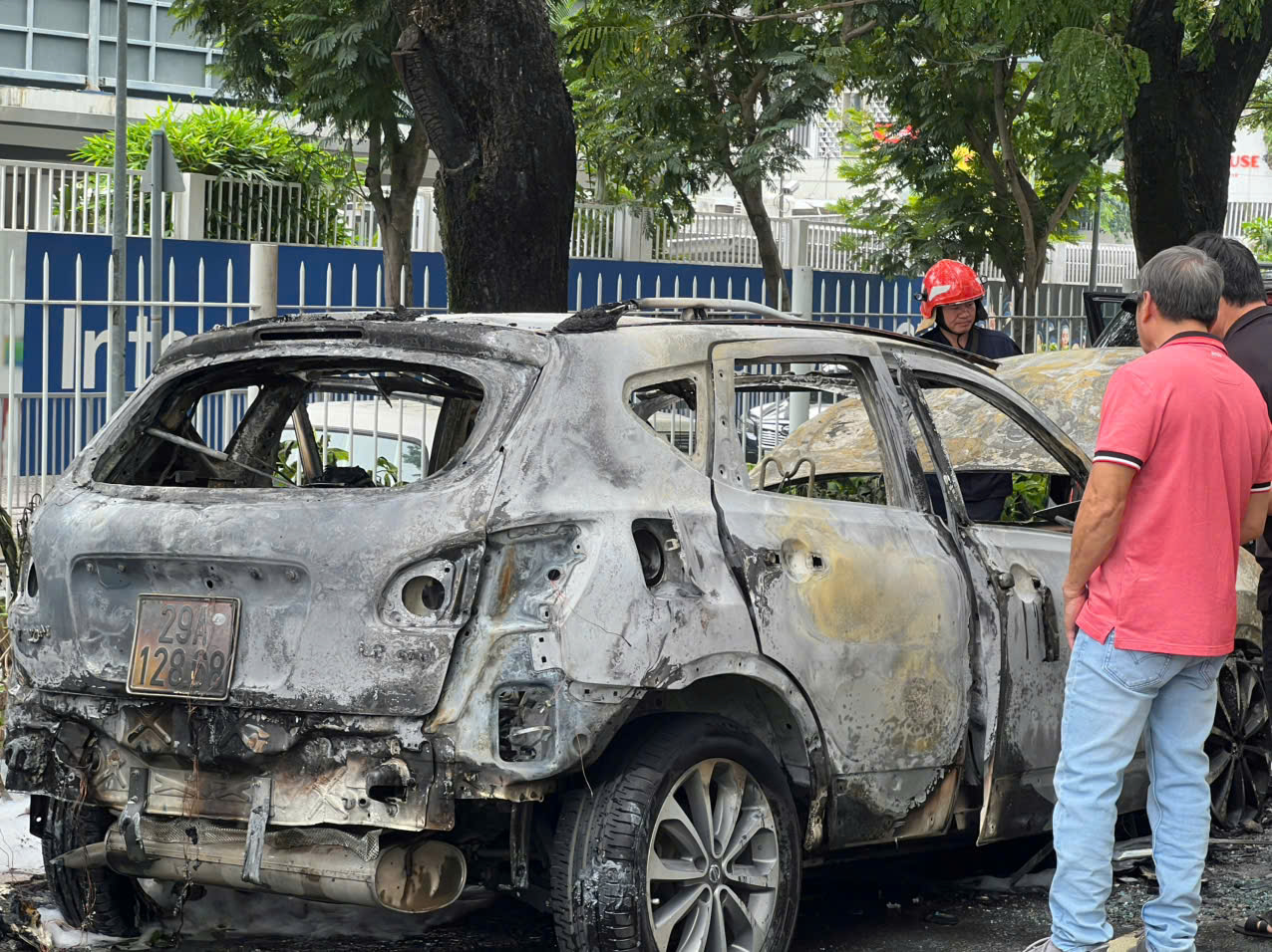 Hiện trường vụ cháy rụi ô tô ở khu Thảo Điền, TPHCM- Ảnh 3.