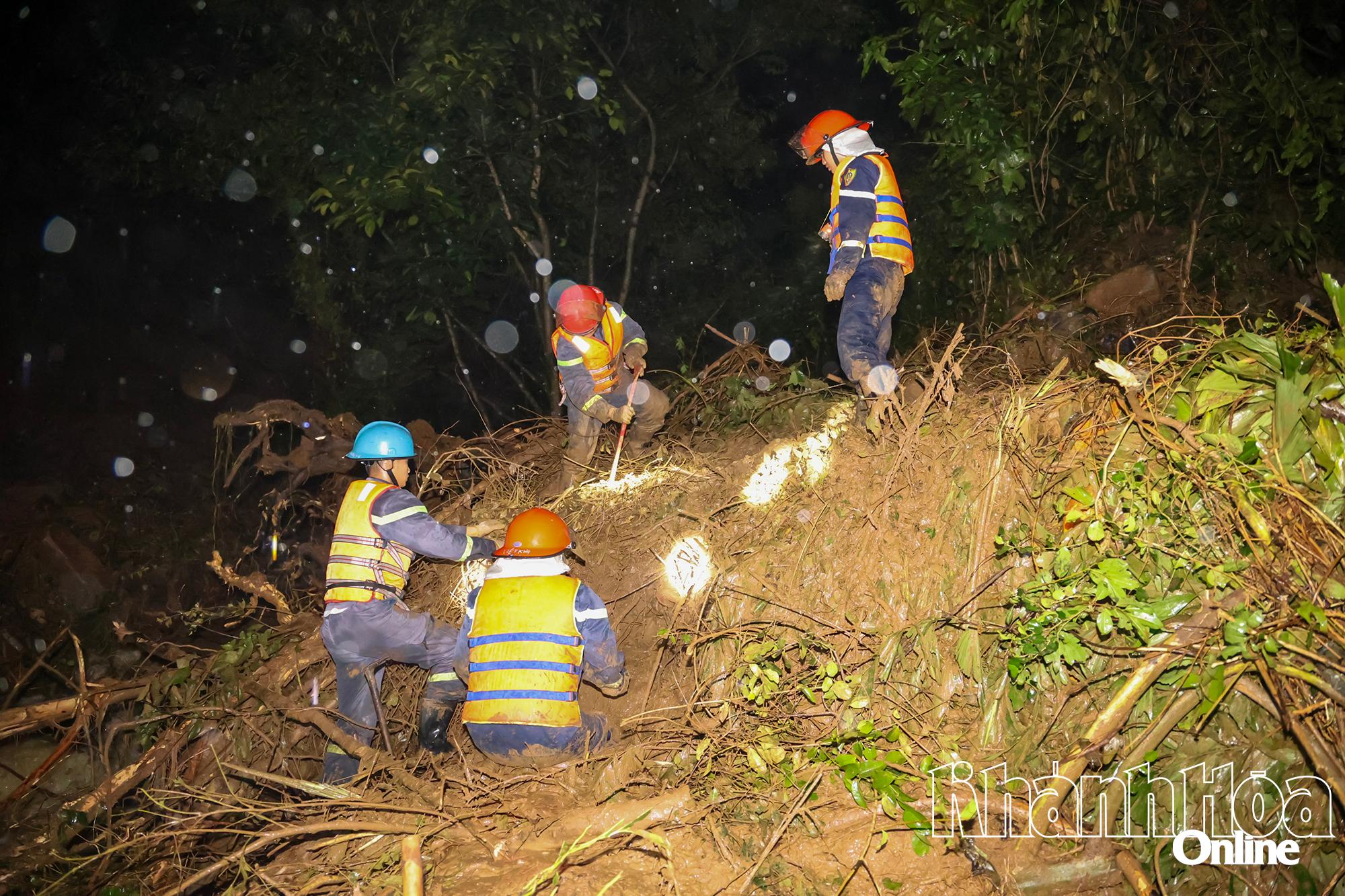 Hiện trường vụ sạt lở núi đè lên xe khách Phương Trang khiến 6 người chết, 26 người bị thương- Ảnh 4. Hiện trường vụ sạt lở núi đè lên xe khách Phương Trang khiến 6 người chết, 26 người bị thương- Ảnh 4.