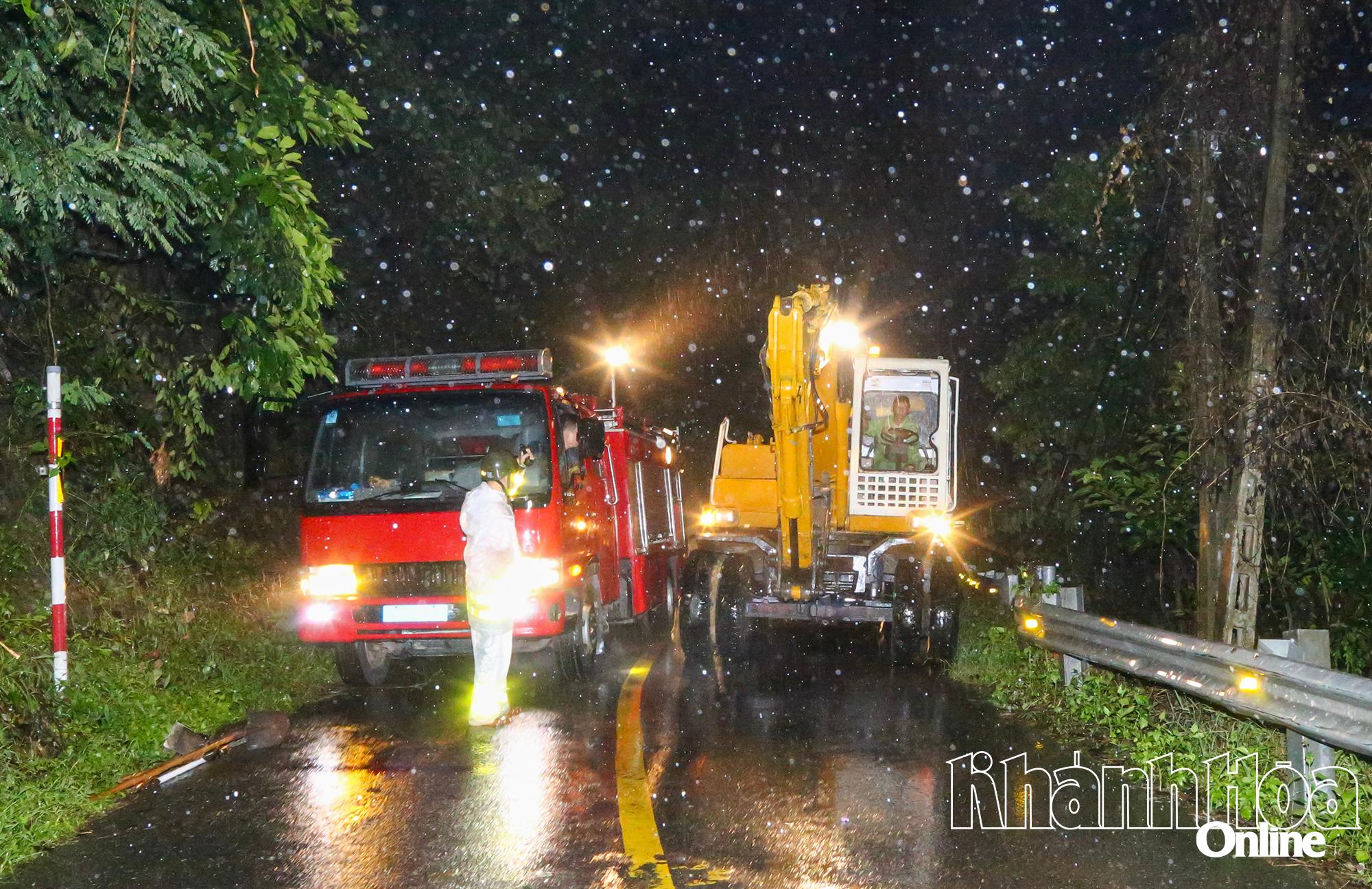 Hiện trường vụ sạt lở núi đè lên xe khách Phương Trang khiến 6 người chết, 26 người bị thương- Ảnh 5. Hiện trường vụ sạt lở núi đè lên xe khách Phương Trang khiến 6 người chết, 26 người bị thương- Ảnh 5.