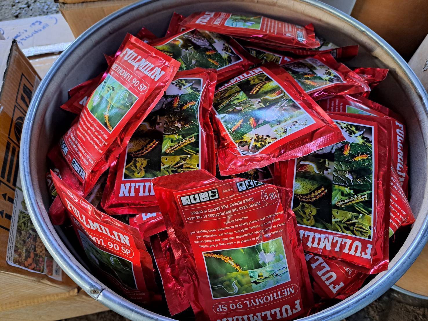 Một thiếu tướng chỉ huy cuộc đột kích, tóm gọn đường dây sản xuất hóa chất nông nghiệp giả, tịch thu loạt thuốc diệt cỏ, thuốc trừ sâu không giấy phép- Ảnh 2.