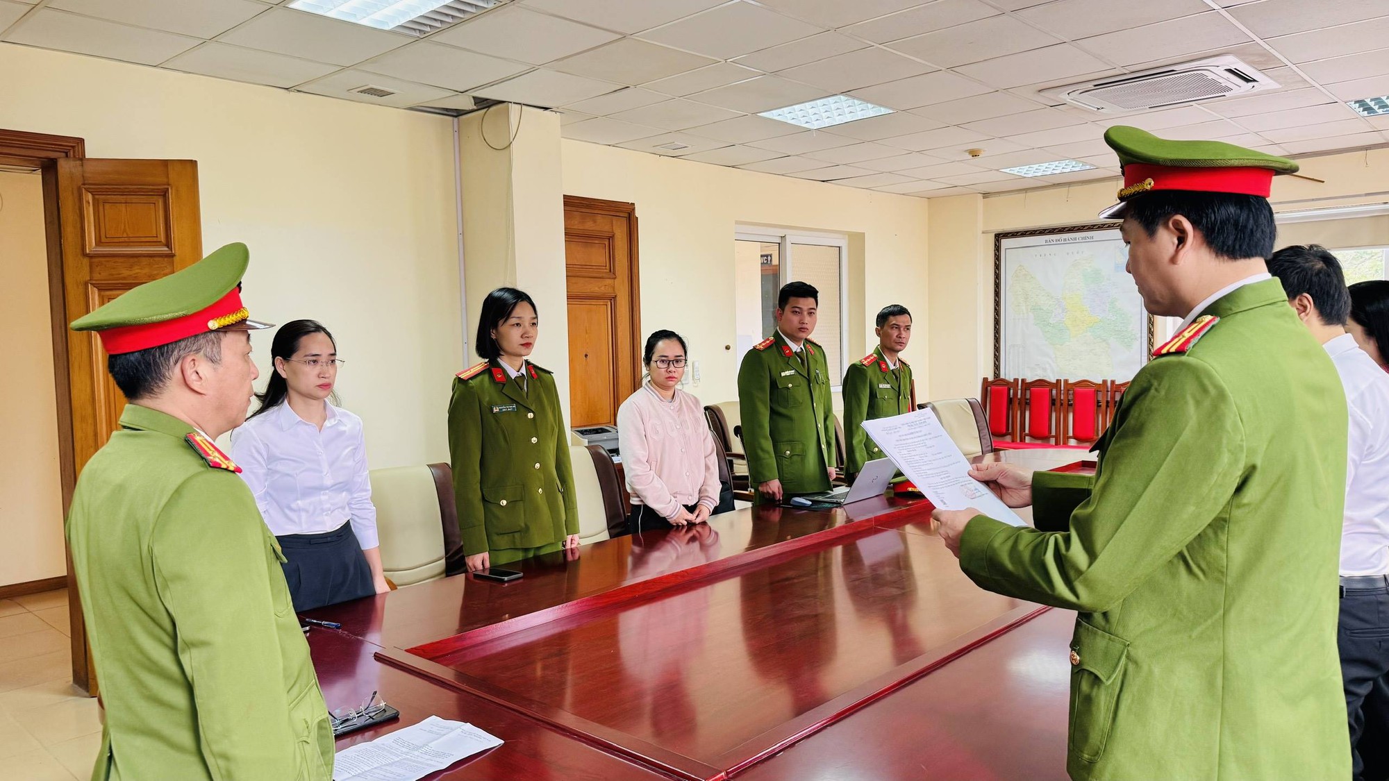 Bắt cán bộ phường Nguyễn Thu Hà và 2 người khác- Ảnh 2.