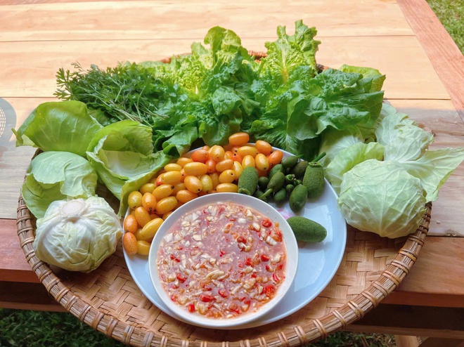 Cặp vợ chồng chi 3 tỷ x&acirc;y nh&agrave; như cổ t&iacute;ch tr&ecirc;n v&ugrave;ng n&uacute;i Tuy&ecirc;n Quang: View triệu đ&ocirc;, 0 đồng rau củ- Ảnh 12.