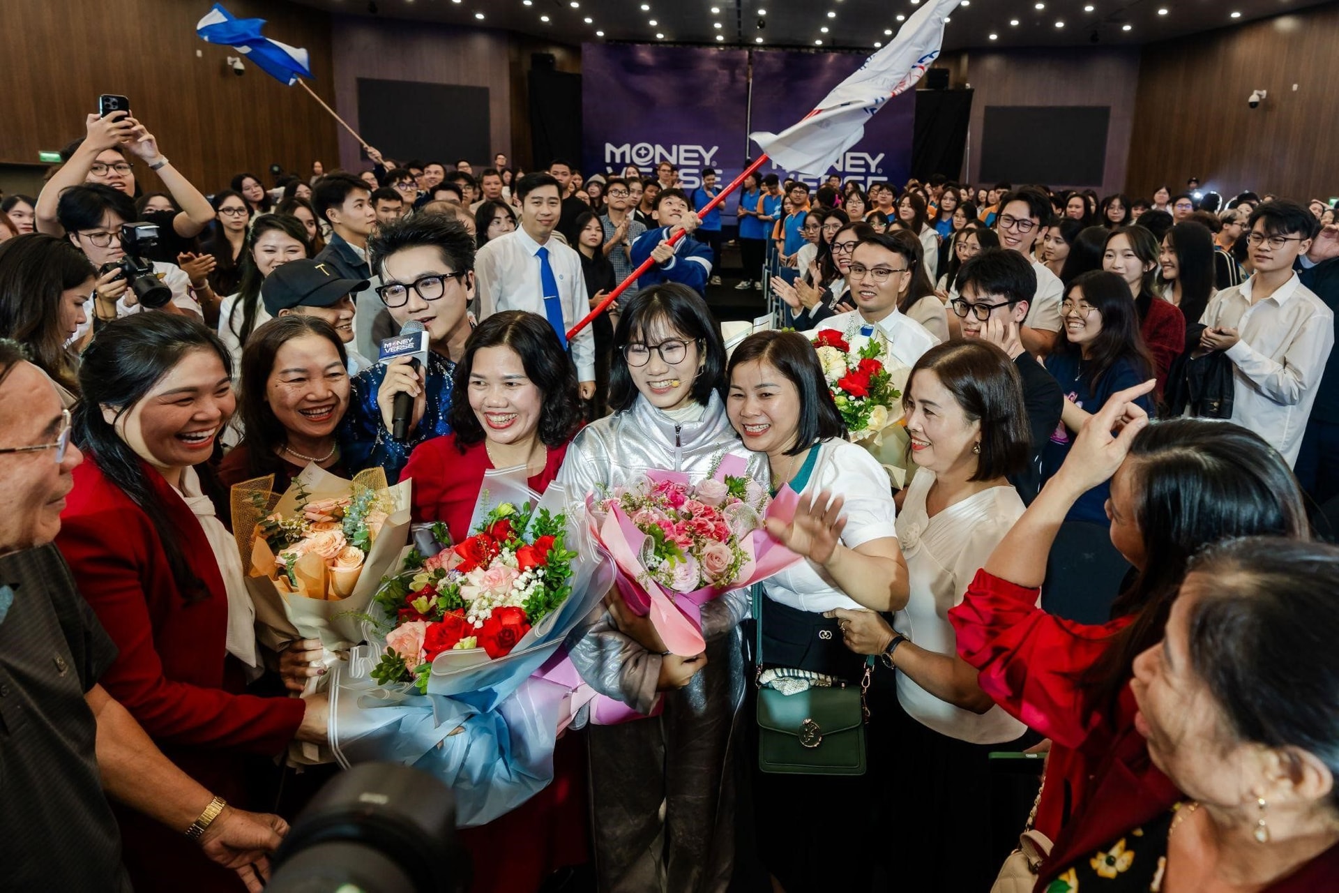 Vượt 32.000 người, thắng cả AI ở gameshow tài chính khó nhất VN, nữ sinh nhận 1 tỷ đồng và cơ hội tại BIDV- Ảnh 2.