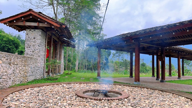 Cặp vợ chồng chi 3 tỷ x&acirc;y nh&agrave; như cổ t&iacute;ch tr&ecirc;n v&ugrave;ng n&uacute;i Tuy&ecirc;n Quang: View triệu đ&ocirc;, 0 đồng rau củ- Ảnh 6.