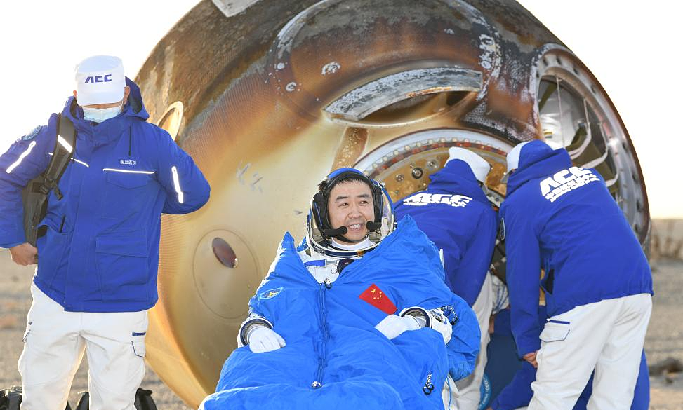 Trở về Trái đất sau 204 ngày ở ngoài vũ trụ rồi mắc kẹt vì 1 mảnh rác, phi hành gia thốt lên 3 câu đáng suy ngẫm- Ảnh 4.