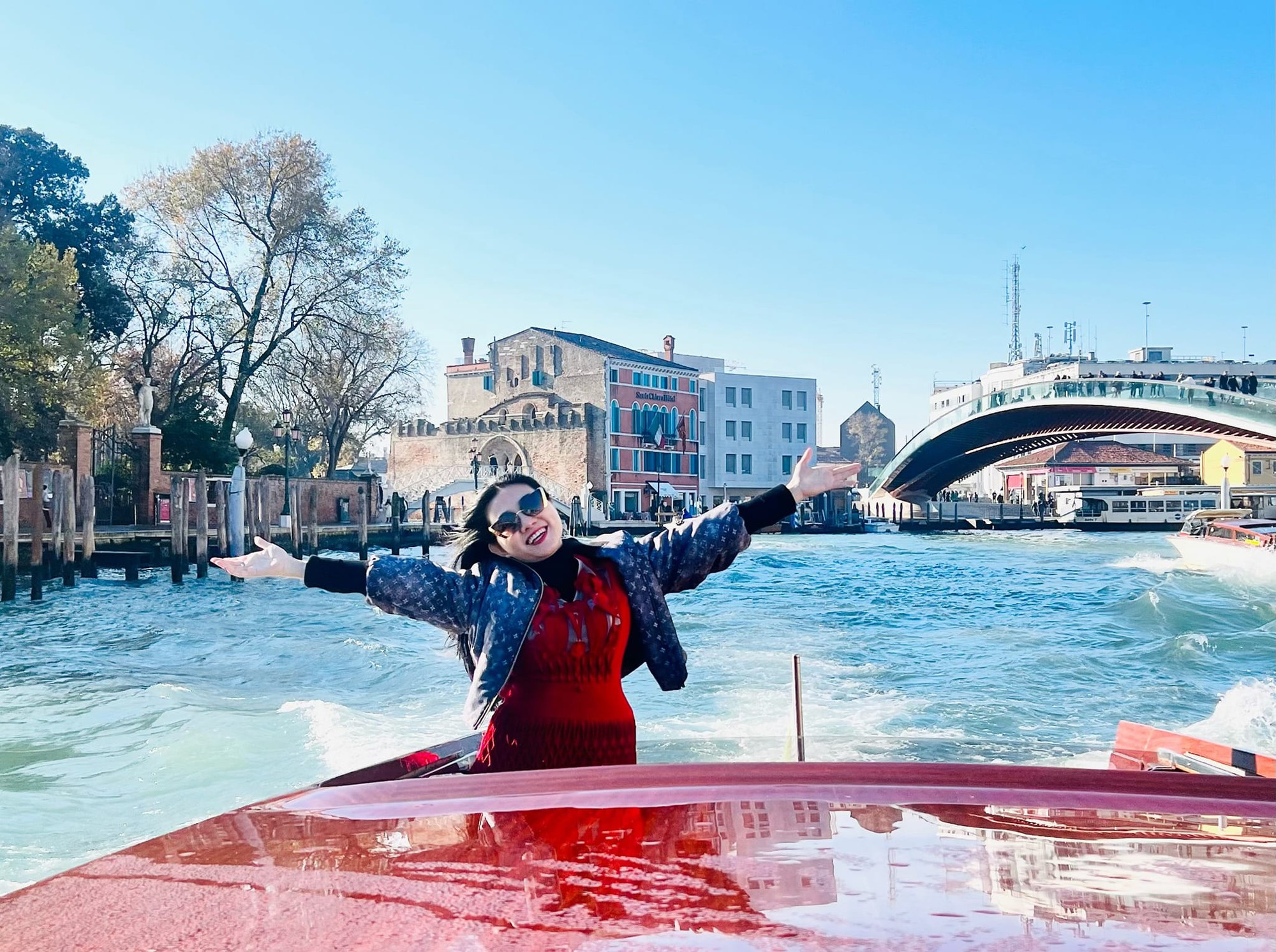 Hậu duệ gia tộc lừng lẫy miền Nam: Là NSND, sở hữu 2 biệt thự, đeo đồng hồ 10 tỉ, 44 tuổi vẫn độc thân- Ảnh 2. Hậu duệ gia tộc lừng lẫy miền Nam: Là NSND, sở hữu 2 biệt thự, đeo đồng hồ 10 tỉ, 44 tuổi vẫn độc thân- Ảnh 2.