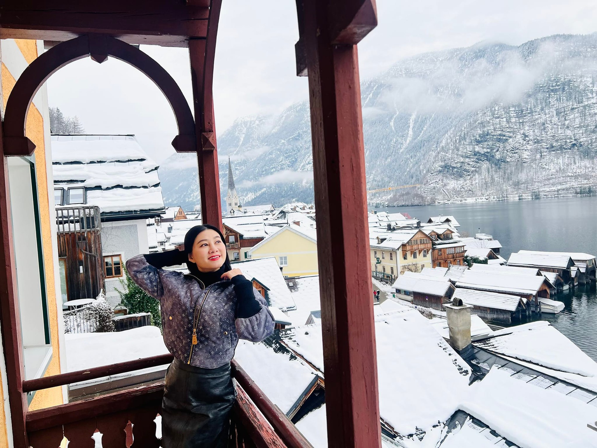 Hậu duệ gia tộc lừng lẫy miền Nam: Là NSND, sở hữu 2 biệt thự, đeo đồng hồ 10 tỉ, 44 tuổi vẫn độc thân- Ảnh 4. Hậu duệ gia tộc lừng lẫy miền Nam: Là NSND, sở hữu 2 biệt thự, đeo đồng hồ 10 tỉ, 44 tuổi vẫn độc thân- Ảnh 4.