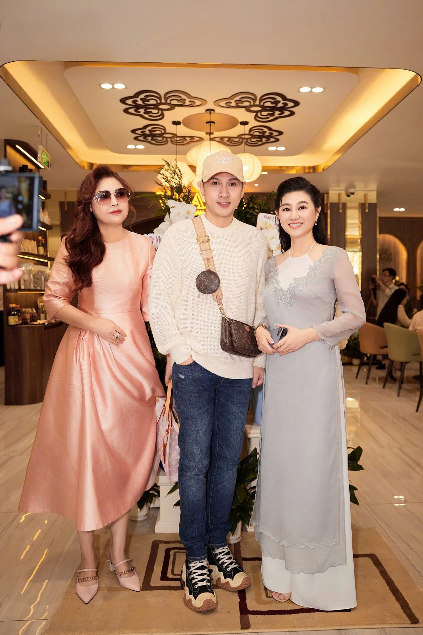 Hậu duệ gia tộc lừng lẫy miền Nam: Là NSND, sở hữu 2 biệt thự, đeo đồng hồ 10 tỉ, 44 tuổi vẫn độc thân- Ảnh 3. Hậu duệ gia tộc lừng lẫy miền Nam: Là NSND, sở hữu 2 biệt thự, đeo đồng hồ 10 tỉ, 44 tuổi vẫn độc thân- Ảnh 3.