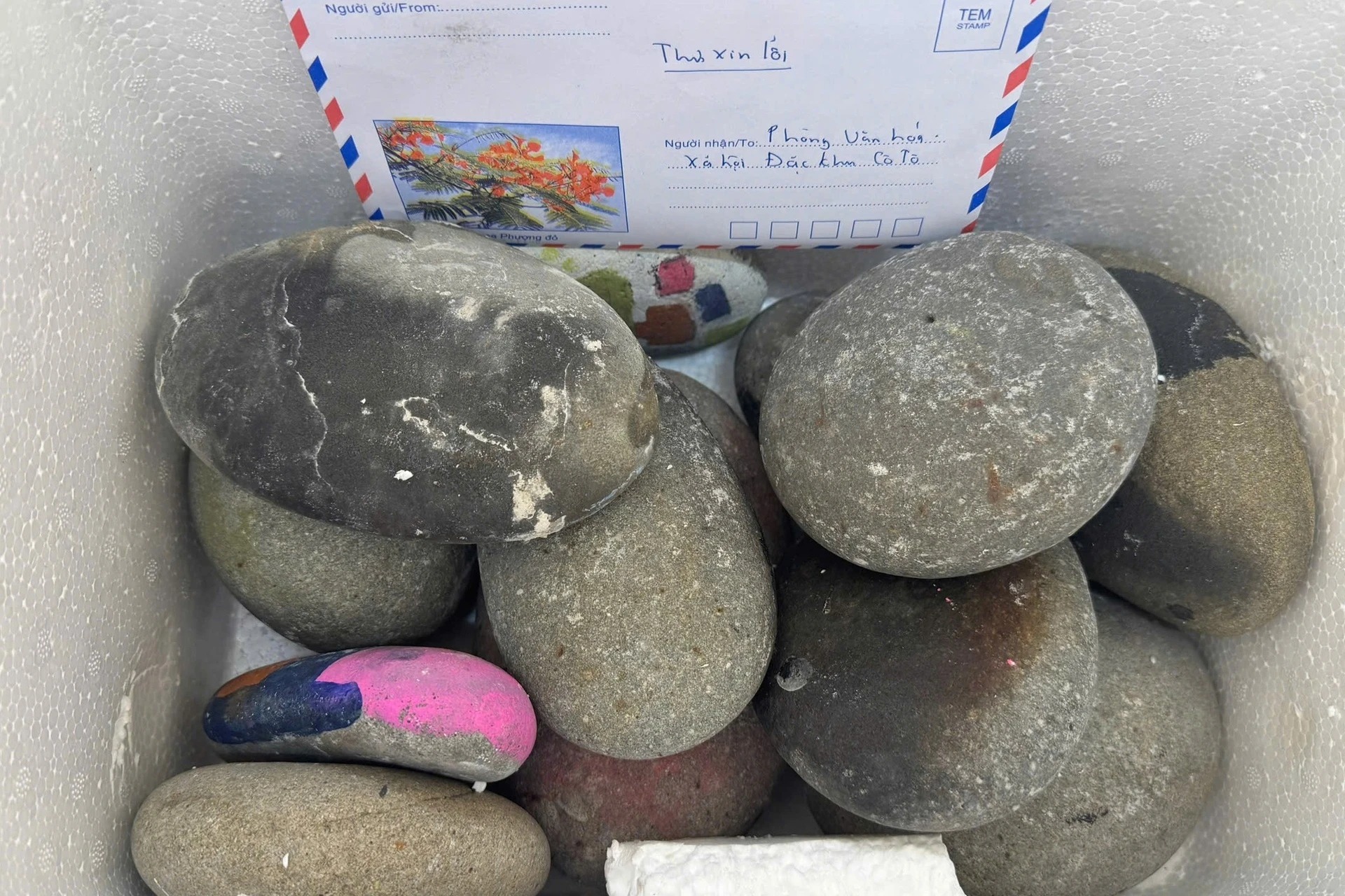Du khách trả lại 14 kg đá cuội lấy từ Cô Tô 10 năm trước: Bưu phẩm đặc biệt cùng tâm thư "gây bão"- Ảnh 2. Du khách trả lại 14 kg đá cuội lấy từ Cô Tô 10 năm trước: Bưu phẩm đặc biệt cùng tâm thư "gây bão"- Ảnh 2.
