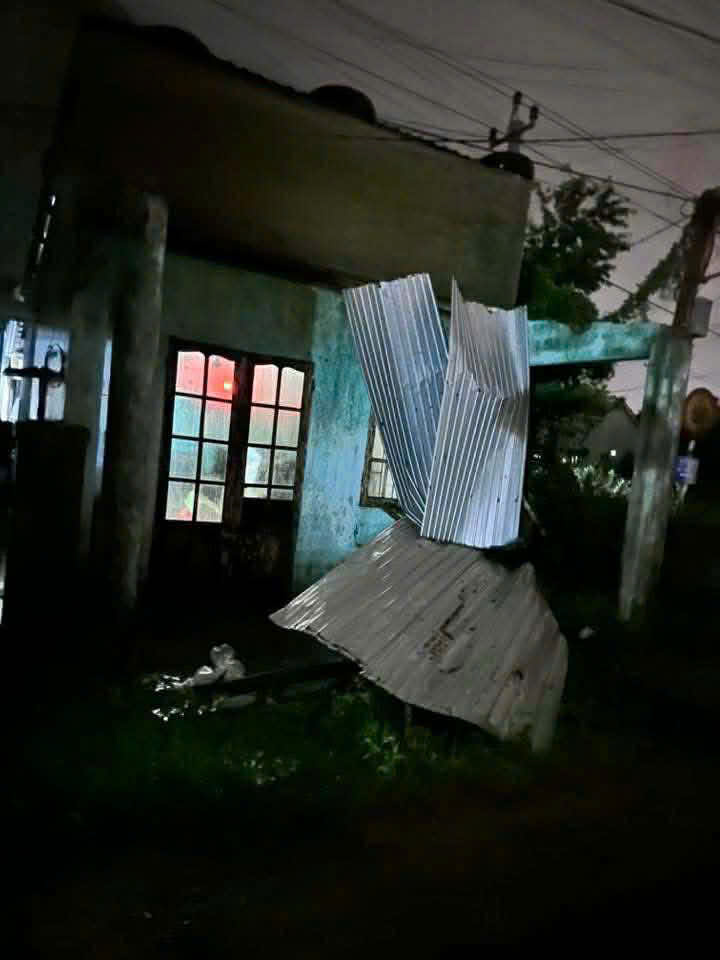 CLIP: Lốc xoáy kinh hoàng ở Đà Nẵng, 4 người bị thương- Ảnh 13. CLIP: Lốc xoáy kinh hoàng ở Đà Nẵng, 4 người bị thương- Ảnh 13.