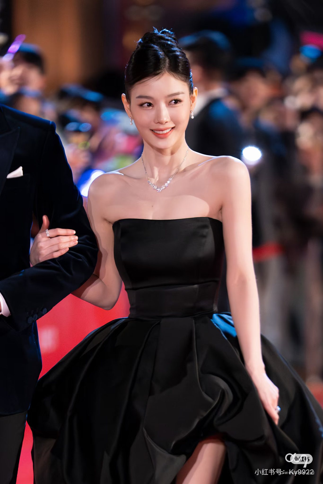 Đâu mới là nhan sắc thật của Kim Yoo Jung?- Ảnh 3. Đâu mới là nhan sắc thật của Kim Yoo Jung?- Ảnh 3.