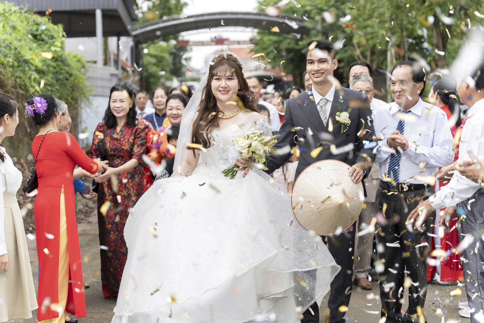 “Diễn viên trăm ký” Thủy Tiên kết hôn: Danh tính chồng điển trai gây chú ý- Ảnh 9. “Diễn viên trăm ký” Thủy Tiên kết hôn: Danh tính chồng điển trai gây chú ý- Ảnh 9.