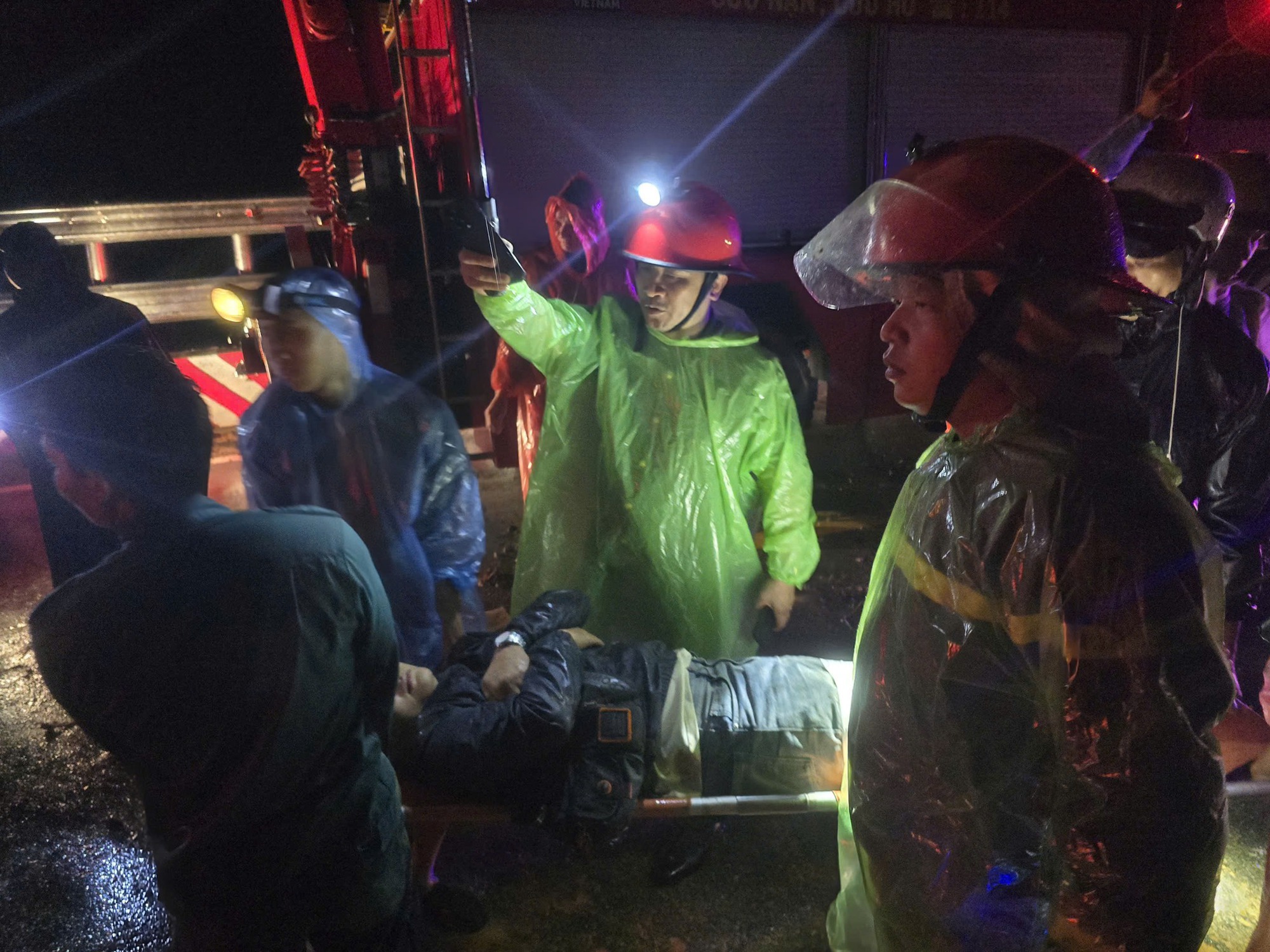 Hiện trường vụ sạt lở núi đè lên xe khách Phương Trang khiến 6 người chết, 26 người bị thương- Ảnh 1. Hiện trường vụ sạt lở núi đè lên xe khách Phương Trang khiến 6 người chết, 26 người bị thương- Ảnh 1.