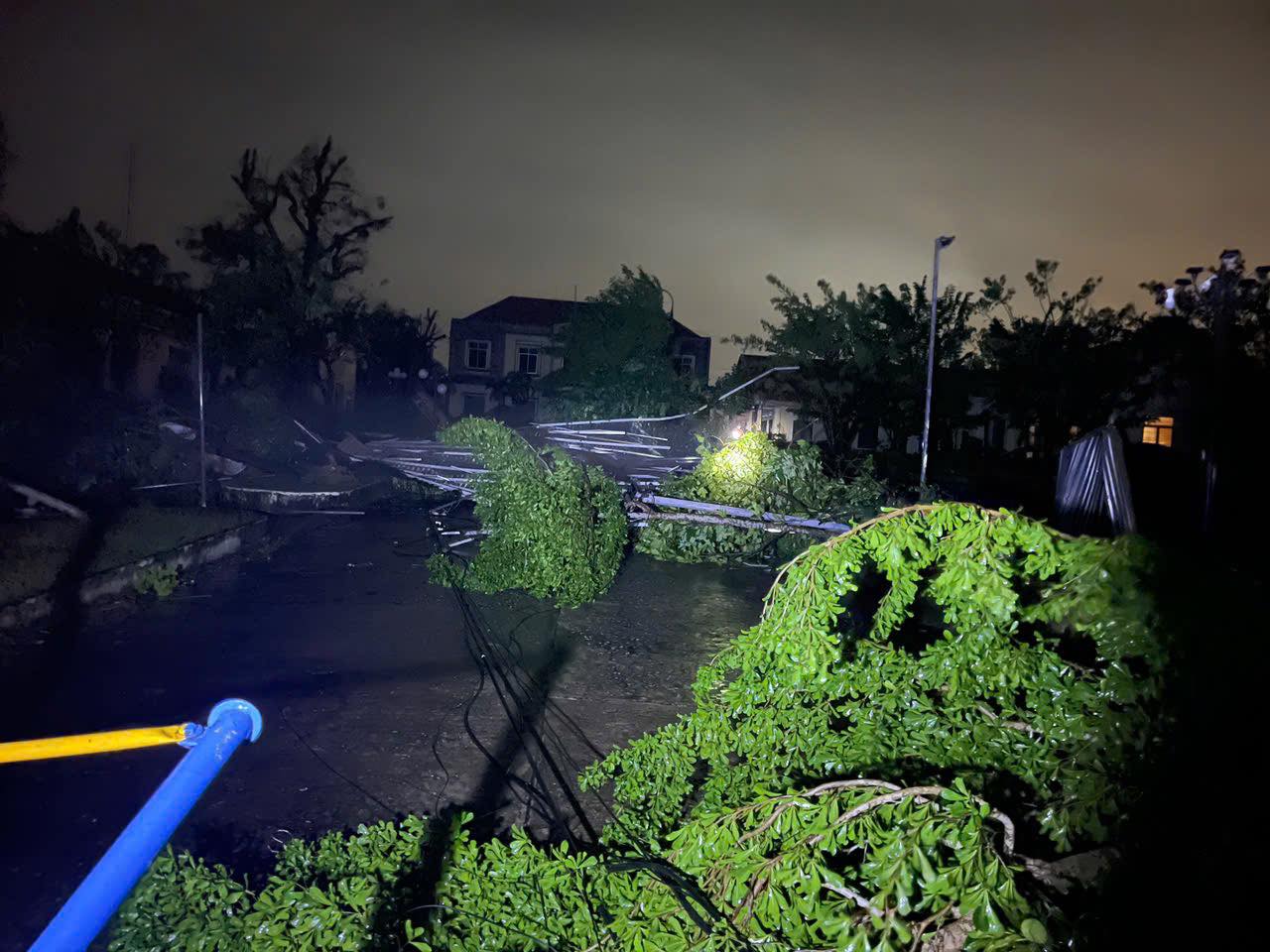 CLIP: Lốc xoáy kinh hoàng ở Đà Nẵng, 4 người bị thương- Ảnh 12. CLIP: Lốc xoáy kinh hoàng ở Đà Nẵng, 4 người bị thương- Ảnh 12.